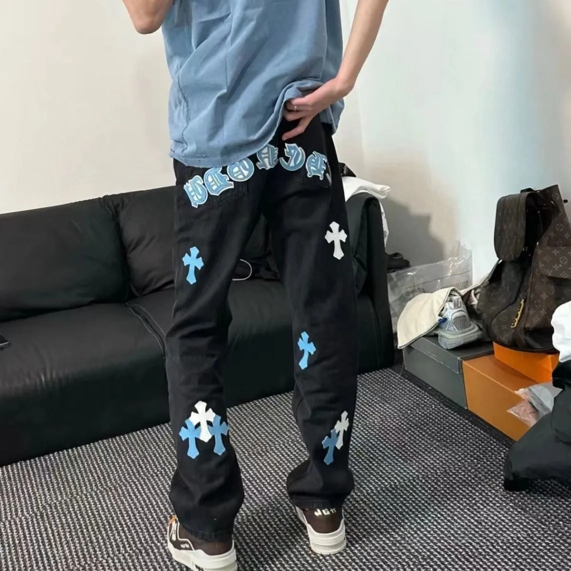 P186 ☞CHROME HEARTS✘Cro Heart Overseas Edition 24ss🔥New Heavy Industry Washed Embroidered American Retro Workwear Washed Jeans Loose fit with perfect details Washed denim fabric is wear-resistant and stain-resistant Three-dimensional cutting loose fit Imported machine printing will not crack and fall off after repeated washing Same style for men and women Couples Color: Denim blue Size: M-2XL Pants length Waist Hips M 96 76 106 L 97 80 110 XL 98 84 114 2XL 100 88 118